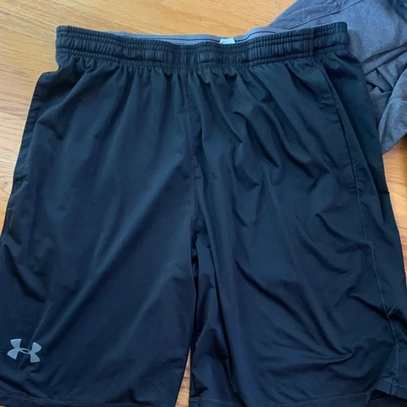 3 Under Armour Men's Athletic Shorts in Black and Gray - Picture 4 of 8